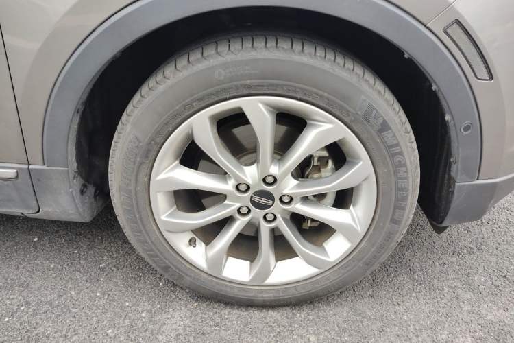 Used Lincoln MKC 2017 2.0T Two-Wheel-Drive Luxury Edition Right Front Wheel Hub