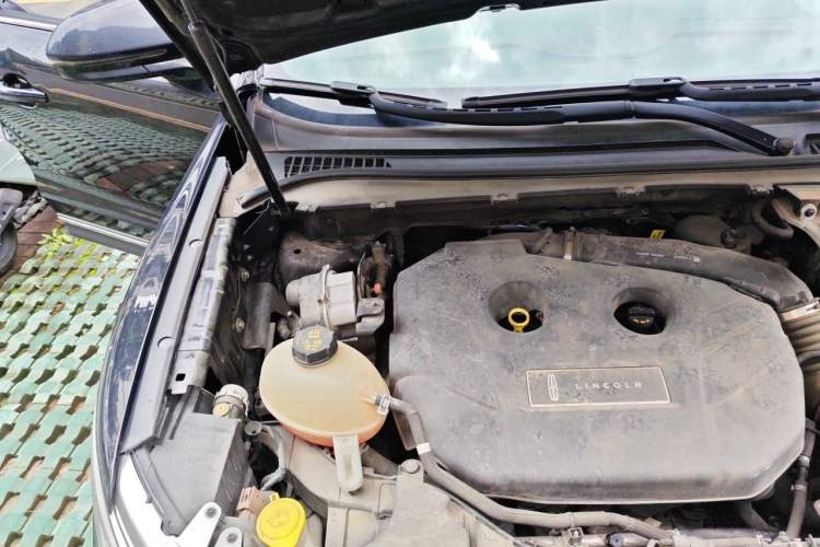 Used Lincoln MKC 2017 2.0T Two-Wheel Drive Deluxe Edition Engine Bay Right