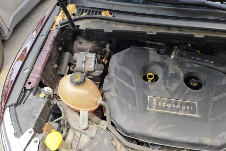 Used Lincoln MKC 2017 2.0T Two-Wheel Drive Deluxe Edition Engine Bay Right
