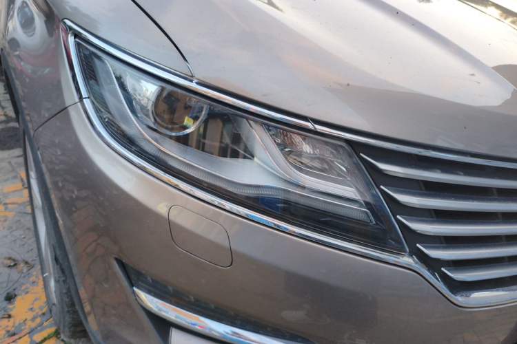 Used Lincoln MKC 2017 2.0T Two-Wheel Drive Deluxe Edition Right Front Headlight