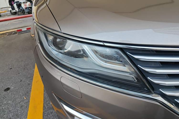 Used Lincoln MKC 2017 2.0T Two-Wheel Drive Zunyue Edition Right Front Headlight