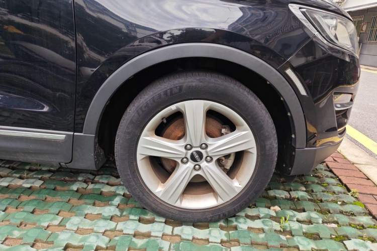 Used Lincoln MKC 2017 2.0T Two-Wheel Drive Deluxe Edition Right Front Wheel Hub