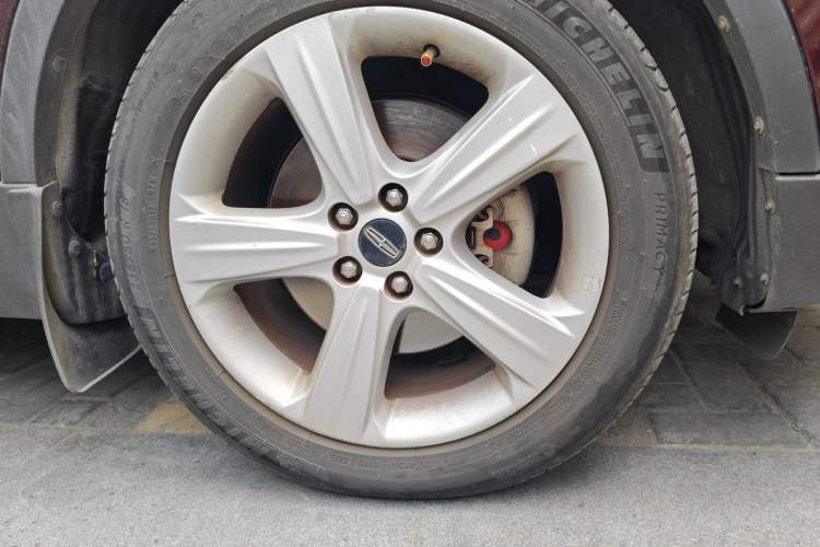 Used Lincoln MKC 2017 2.0T Two-Wheel Drive Deluxe Edition Right Front Wheel Hub