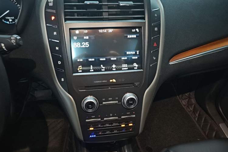 Used Lincoln MKC 2017 2.0T Four-Wheel Drive Zunya Edition Audio And AC Panel