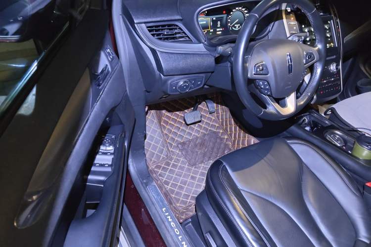 Used Lincoln MKC 2017 2.0T Two-Wheel Drive Deluxe Edition Driver Seat