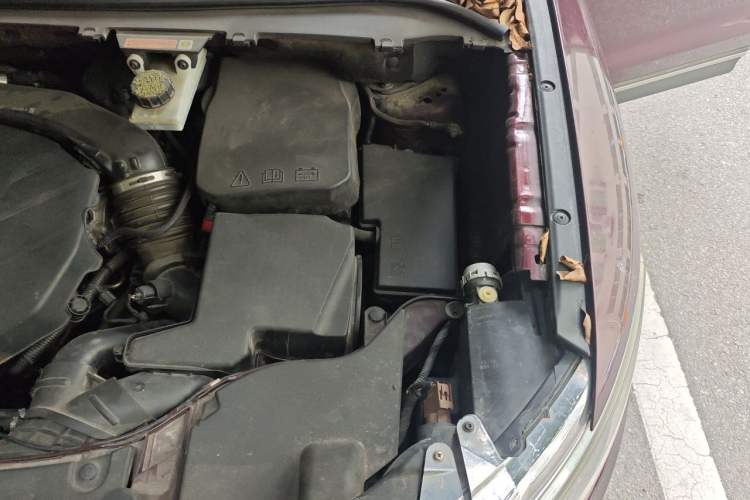 Used Lincoln MKC 2017 2.0T Two-Wheel Drive Deluxe Edition Engine Bay Left