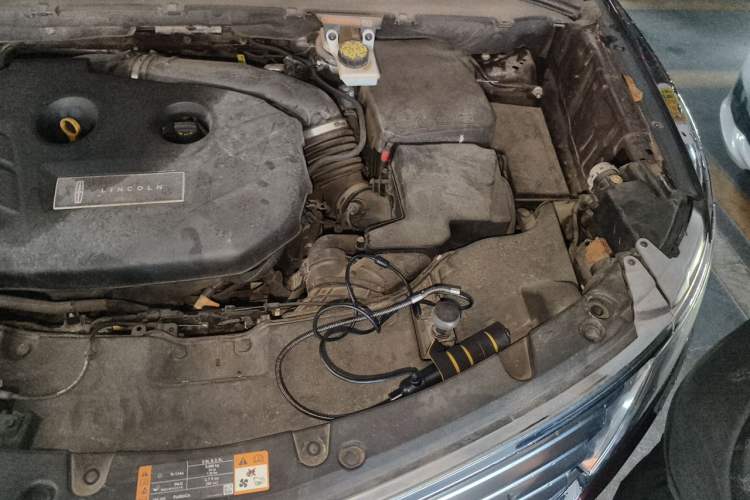 Used Lincoln MKC 2017 2.0T Two-Wheel Drive Deluxe Edition Engine Bay Left