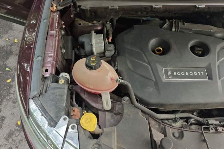Used Lincoln MKC 2017 2.0T Two-Wheel Drive Deluxe Edition Engine Bay Right