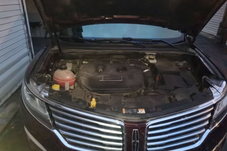 Used Lincoln MKC 2017 2.0T Two-Wheel Drive Deluxe Edition Engine Bay Right