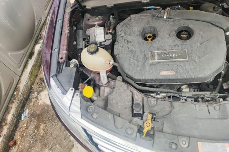 Used Lincoln MKC 2017 2.0T Two-Wheel Drive Deluxe Edition Engine Bay Right