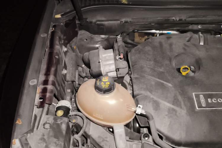 Used Lincoln MKC 2017 2.0T Two-Wheel-Drive Luxury Edition Engine Bay Right