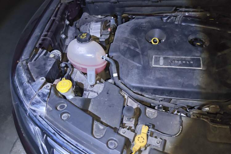 Used Lincoln MKC 2017 2.0T Two-Wheel Drive Deluxe Edition Engine Bay Right