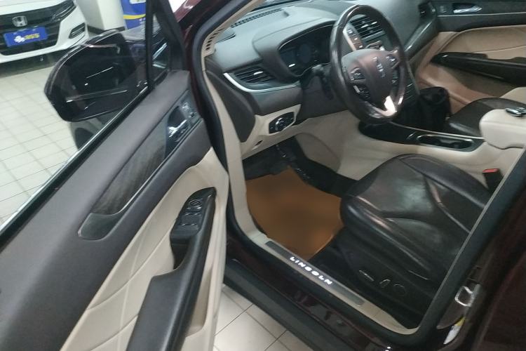 Used Lincoln MKC 2017 2.0T Two-Wheel-Drive Luxury Edition Interior 3