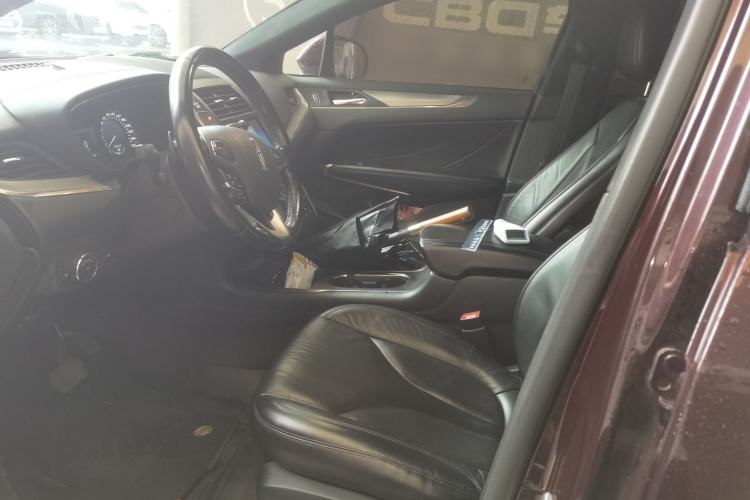 Used Lincoln MKC 2017 2.0T Two-Wheel Drive Deluxe Edition Interior 3