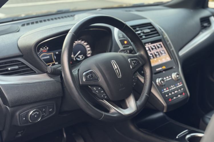 Used Lincoln MKC 2017 2.0T Two-Wheel Drive Deluxe Edition Interior 4
