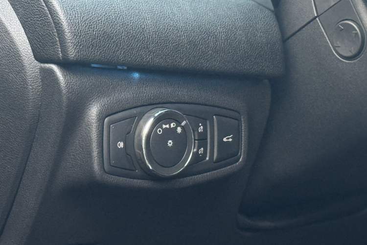 Used Lincoln MKC 2017 2.0T Two-Wheel Drive Deluxe Edition Interior 5