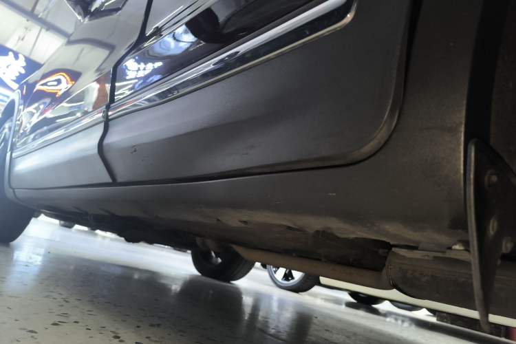 Used Lincoln MKC 2017 2.0T Four-Wheel Drive Zunya Edition Left Side Sill