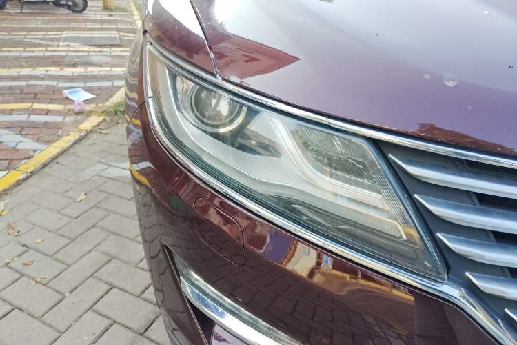 Used Lincoln MKC 2017 2.0T Two-Wheel Drive Deluxe Edition Right Front Headlight