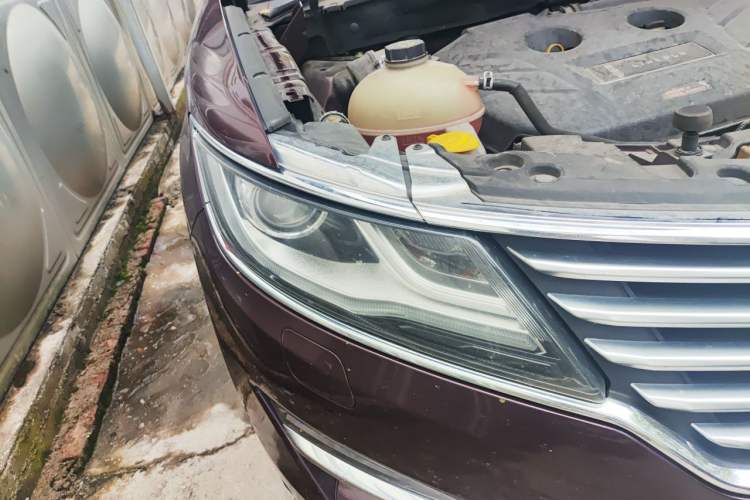 Used Lincoln MKC 2017 2.0T Two-Wheel Drive Deluxe Edition Right Front Headlight