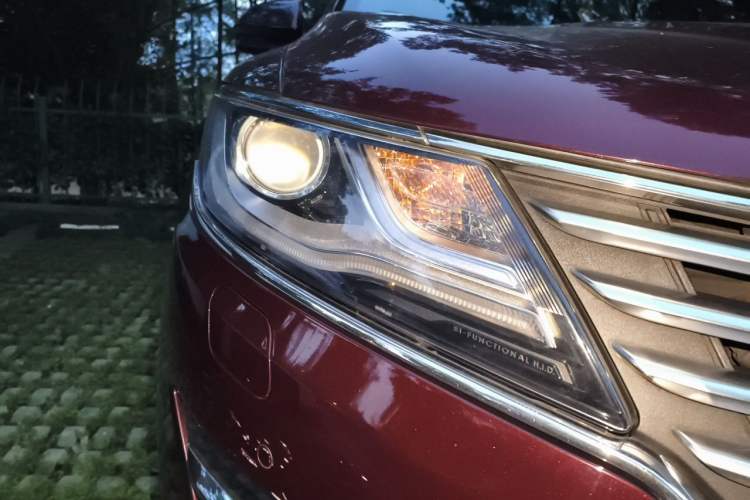 Used Lincoln MKC 2017 2.0T Two-Wheel-Drive Luxury Edition Right Front Headlight