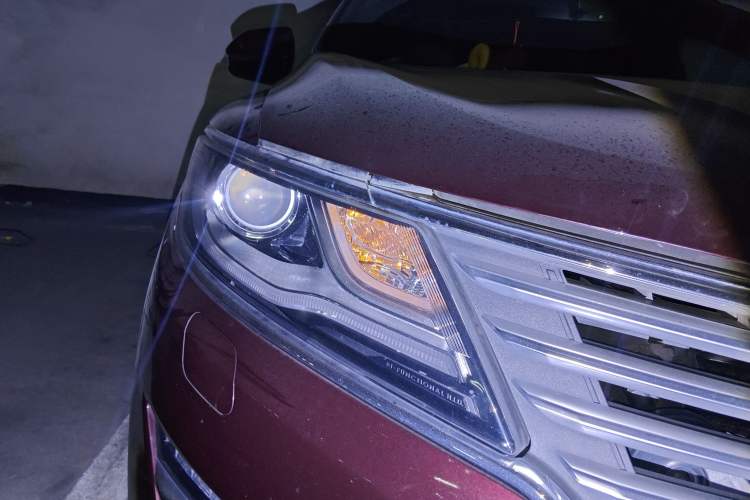 Used Lincoln MKC 2017 2.0T Two-Wheel Drive Deluxe Edition Right Front Headlight