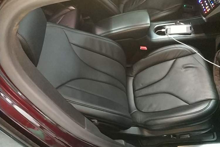 Used Lincoln MKC 2017 2.0T Four-Wheel Drive Prestige Edition Right Front Seat