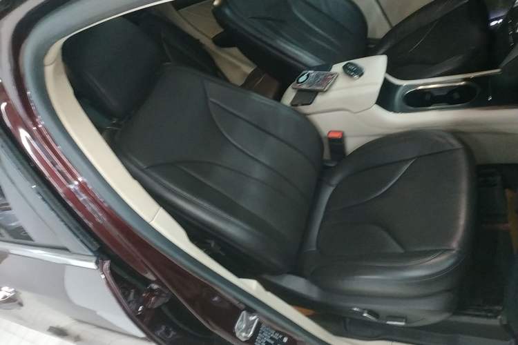 Used Lincoln MKC 2017 2.0T Two-Wheel-Drive Luxury Edition Right Front Seat