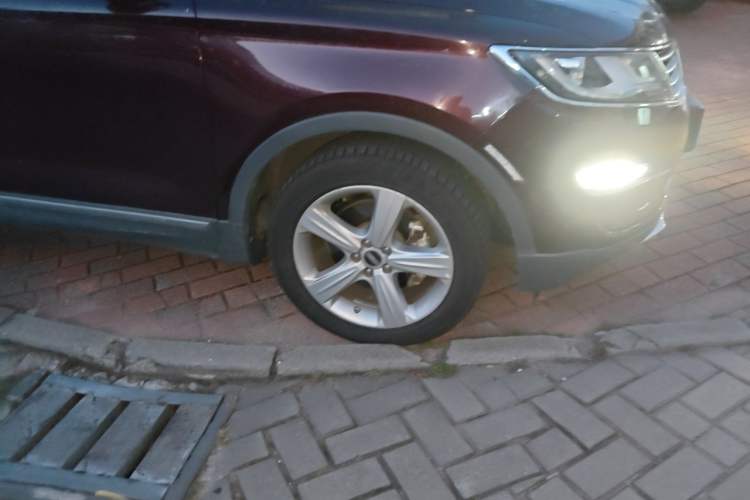 Used Lincoln MKC 2017 2.0T Two-Wheel Drive Deluxe Edition Right Front Wheel Hub