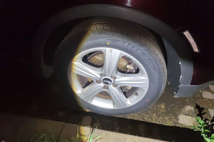 Used Lincoln MKC 2017 2.0T Two-Wheel Drive Deluxe Edition Right Front Wheel Hub