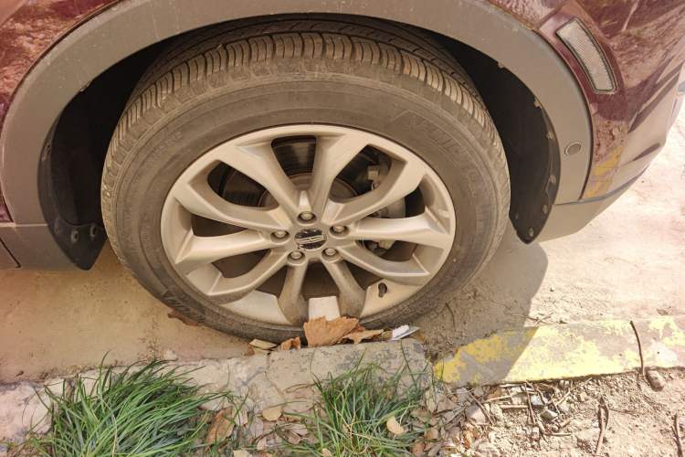 Used Lincoln MKC 2017 2.0T Two-Wheel-Drive Luxury Edition Right Front Wheel Hub