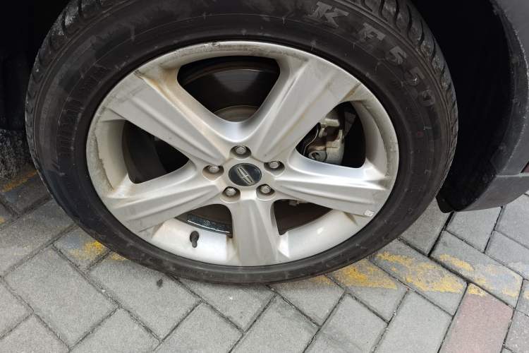 Used Lincoln MKC 2017 2.0T Two-Wheel Drive Deluxe Edition Right Front Wheel Hub