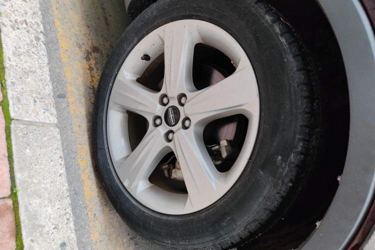 Used Lincoln MKC 2017 2.0T Two-Wheel Drive Deluxe Edition Right Front Wheel Hub