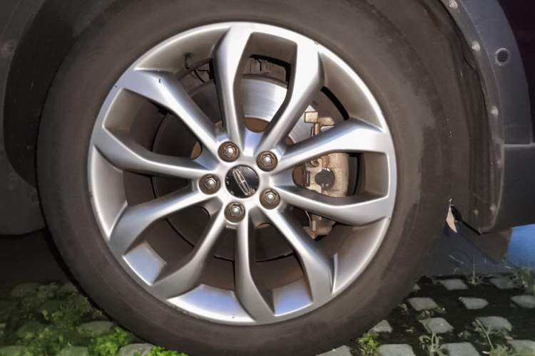 Used Lincoln MKC 2017 2.0T Two-Wheel-Drive Luxury Edition Right Front Wheel Hub