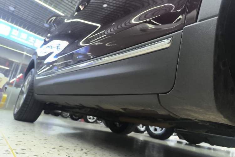 Used Lincoln MKC 2017 2.0T Four-Wheel Drive Zunya Edition Right Side Sill