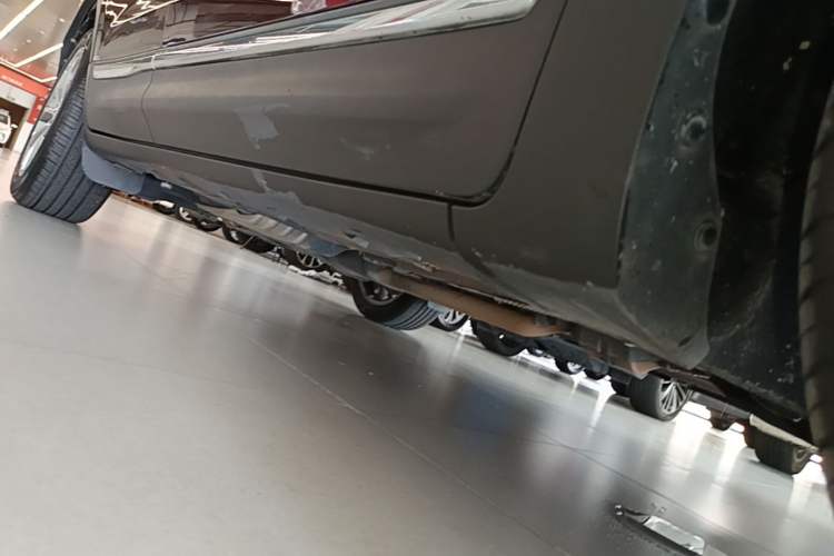 Used Lincoln MKC 2017 2.0T Two-Wheel-Drive Luxury Edition Right Side Sill