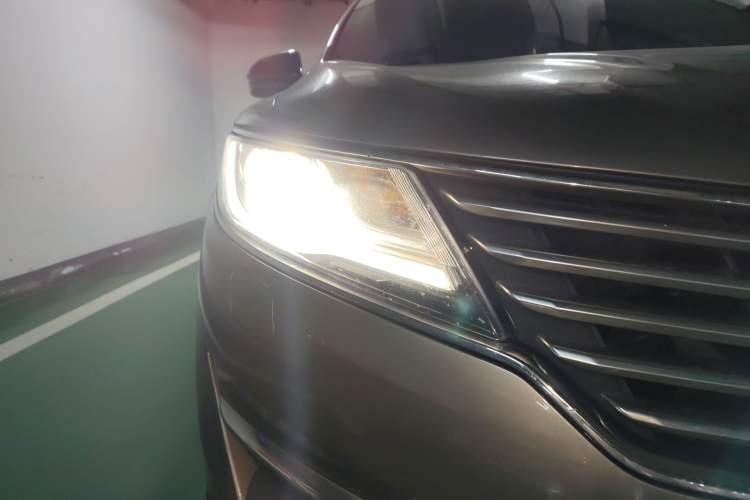 Used Lincoln MKC 2017 2.0T Two-Wheel Drive Deluxe Edition Right Front Headlight