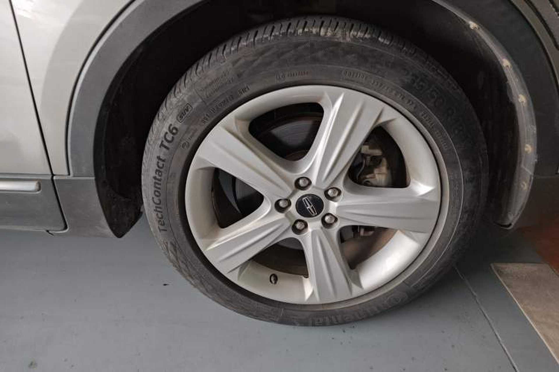 Used Lincoln MKC 2017 2.0T Two-Wheel Drive Deluxe Edition Right Front Wheel Hub