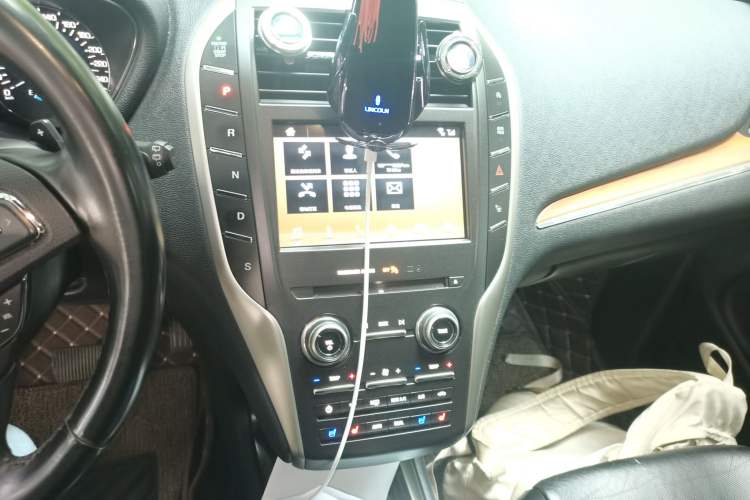 Used Lincoln MKC 2017 2.0T Four-Wheel Drive Zunya Edition Audio And AC Panel