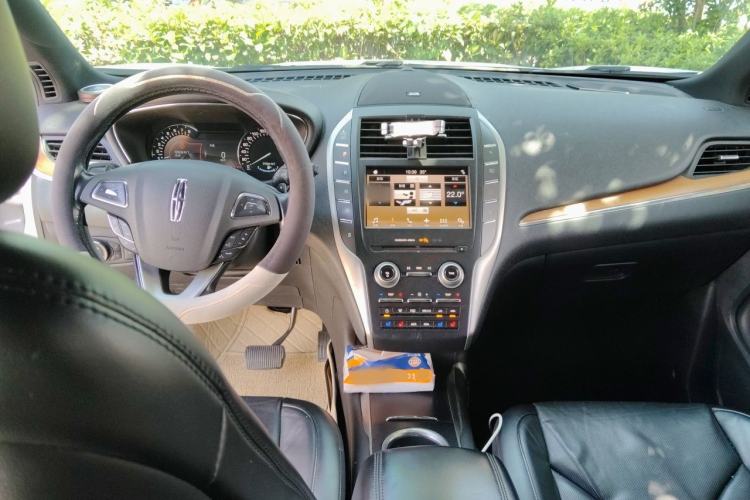 Used Lincoln MKC 2017 2.0T Four-Wheel Drive Zunya Edition Center Console