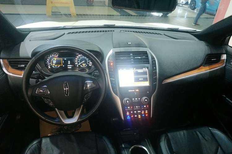Used Lincoln MKC 2017 2.0T Two-Wheel-Drive Luxury Edition Center Console