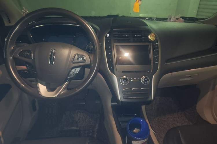 Used Lincoln MKC 2017 2.0T Four-Wheel Drive Zunya Edition Center Console