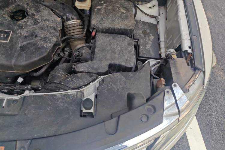 Used Lincoln MKC 2017 2.0T Two-Wheel Drive Deluxe Edition Engine Bay Left