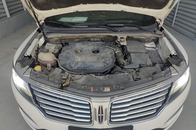 Used Lincoln MKC 2017 2.0T Two-Wheel Drive Deluxe Edition Engine Bay