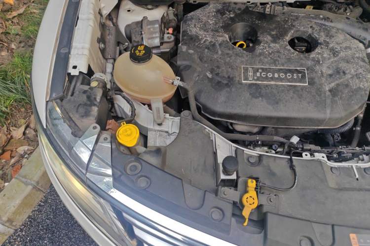 Used Lincoln MKC 2017 2.0T Two-Wheel Drive Deluxe Edition Engine Bay Right