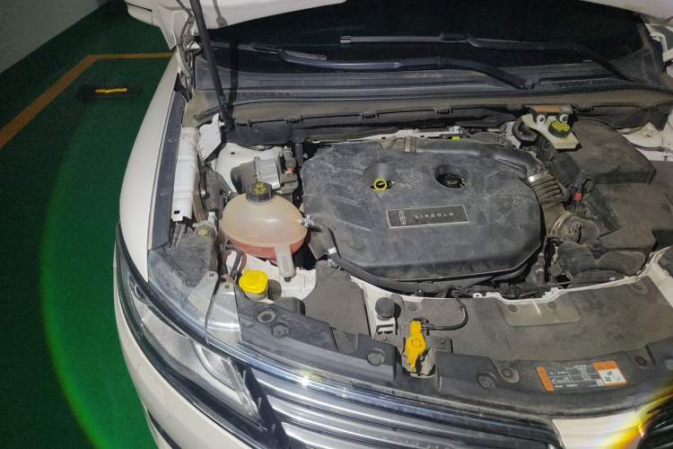Used Lincoln MKC 2017 2.0T Two-Wheel Drive Deluxe Edition Engine Bay Right