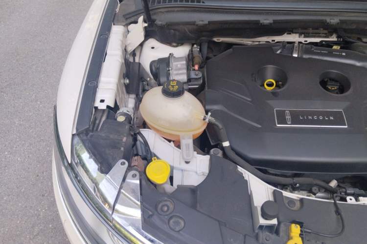 Used Lincoln MKC 2017 2.0T Two-Wheel Drive Deluxe Edition Engine Bay Right