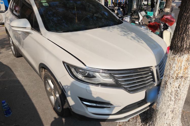 Used Lincoln MKC 2017 2.0T Two-Wheel Drive Deluxe Edition Front Right 45 Deg