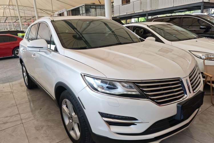 Used Lincoln MKC 2017 2.0T Two-Wheel Drive Deluxe Edition Front Right 45 Deg