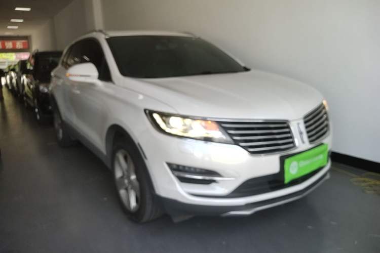 Used Lincoln MKC 2017 2.0T Two-Wheel Drive Deluxe Edition Front Right 45 Deg