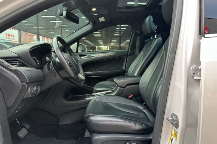Used Lincoln MKC 2017 2.0T Two-Wheel Drive Deluxe Edition Interior 4